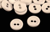 2 lyukú kisméretű ekrü műanyag gomb - 10 mm / 11 db -os kiszerelés