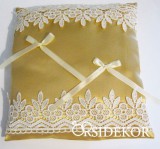 Arany gyűrűpárna csipkével és szalaggal