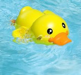 Aranyos, úszkáló fürdőjáték Sárga kacsa – Gyerekeknek szórakoztató vízi játék