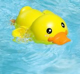 Aranyos, úszkáló fürdőjáték Sárga kacsa – Gyerekeknek szórakoztató vízi játék
