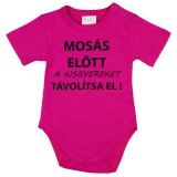 Asti Rövid ujjú baba body "Mosás előtt a kisgyereket távolítsa el!" felirattal