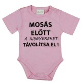 Asti Rövid ujjú baba body "Mosás előtt a kisgyereket távolítsa el!" felirattal