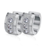 AZIZ Nemesacél beszúrós széles karika fülbevaló, ezüst színben kristályokkal