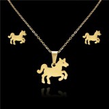 AZIZ Nemesacél lovacskás medál és fülbevaló szett, arany színű