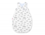 BabyLion Prémium hálózsák (0-12 hónap) - Fehér alapon szürke felhők - Kék belsővel