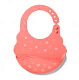 BABYONO Szilikon előke rögzítéssel, szívecske