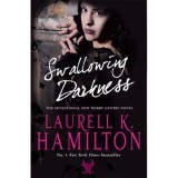 Bantam Press Laurell K. Hamilton: Swallowing Darkness - könyv