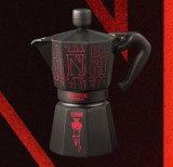 Bialetti Industrie S.p.A. Via Fogliano, 1 25030 Coccaglio BS Italia https://www.bialetti.com/ee_en/contact Bialetti Stranger Things - Moka Express kotyogós kávéfőző 6 adag