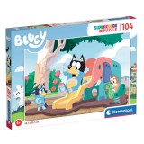 Bluey kutya csúszdázik 104 db-os Supercolor puzzle - Clementoni