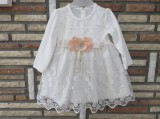 Bm Fehér csipkés keresztelő kislány ruha barack kitűzővel (80) - TÖBB MÉRETBEN