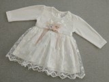 Bm Fehér csipkés keresztelő kislány ruha virágos kitűzővel (80) - TÖBB MÉRETBEN