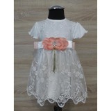 Bm Isabella - fehér csipkés keresztelő kislány ruha levehető barack kitűzővel (74) - TÖBB MÉRETBEN