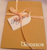 Borítékos esküvői meghívó szalaggal és kis cetlivel átkötve