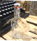 Csatos pálinkás üveg (üresen) ültetőkártyával