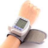 Csuklóra helyezhető pulzus és vérnyomásmérő