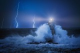 Dimex Vlies Fotótapéta - Lighthouse in storm - 375x250 cm