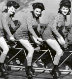 Dimex WOMEN ON BICYCLE fotótapéta, poszter, vlies alapanyag, 225x250 cm