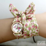 Divatos, nyárias karóra fehér, virágos szövet szíjjal - közepes méretű számlappal