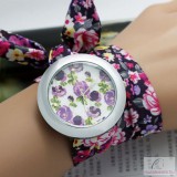 Divatos, nyárias karóra lila, virágos szövet szíjjal - nagyméretű számlappal