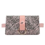 Divatos övtáska zebra mintás fekete színben, praktikus mindennapi használatra