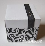 Dobozos esküvői meghívó szalaggal és strasszal díszített, mintás dobozban, 7x7 cm