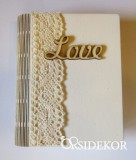 Dobozos gyűrűpárna csipkével és fa Love felirattal díszítve