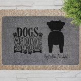 "Dogs Welcome" Ausztrál juhászkutya szöveges lábtörlő szürke háttérrel (60 x 40 x 0,2 cm)
