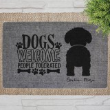 "Dogs Welcome" Bischon Frise szöveges lábtörlő szürke háttérrel (60 x 40 x 0,2 cm)