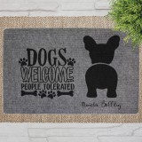 "Dogs Welcome" Francia bulldog szöveges lábtörlő szürke háttérrel (60 x 40 x 0,2 cm)
