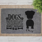 "Dogs Welcome" Mopsz szöveges lábtörlő szürke háttérrel (60 x 40 x 0,2 cm)