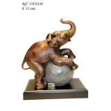 Ebano Elefánt labdával bronz szobor