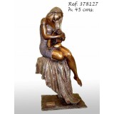 Ebano Gyermekét ringató anya bronz szobor