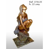 Ebano Kövön guggoló lány bronz szobor