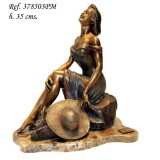 Ebano Kövön ülő lány, kalappal bronz szobor