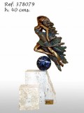 Ebano Lány a szélben, kék gömb felett bronz szobor