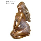 Ebano Szellőben napozó lány bronz szobor