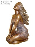 Ebano Szellőben napozó lány bronz szobor