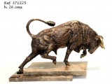 Ebano Támadó bika bronz szobor