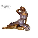 Ebano Ülő, napozó hölgy bronz szobor