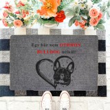 "Egy ház nem otthon bulldog nélkül" szöveges lábtörlő szürke háttérrel (60 x 40 x 0,2 cm)