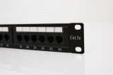 Egyéb UTP Cat5e patch panel, 24 portos, levehető tehetmentesítővel