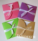 Esküvői meghívó papírtokban, szalaggal átkötve