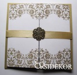 Esküvői meghívó szalaggal és fém dísszel