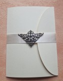 Esküvői meghívó szalaggal és fém pillangós dísszel