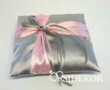 Ezüst gyűrűpárna szalaggal és strasszokkal