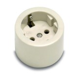 FAMATEL 16A-250V kerek fehér földelt falon kivüli dugalj (2401)