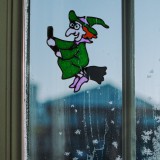 Family Halloween-i ablakdekor - színes csillámos boszorkány