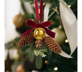 Family Karácsonyi ajtódekoráció - műfenyő, tobozzal, arany csengettyűvel - 16 x 15 cm