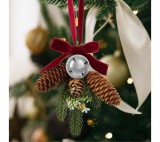 Family Karácsonyi ajtódekoráció - műfenyő, tobozzal, ezüst gömbbel - 16 x 15 cm