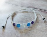 Fehér makramé karkötő lila és kék jáde, és opalit ásványokkal